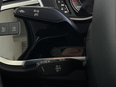 Audi Q3 1.5L / 35 TFSI S-LINE*