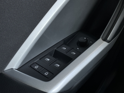 Audi Q3 1.5L / 35 TFSI S-LINE*