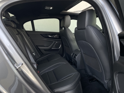 Jaguar XE P300*R-Dynamic*Black AWD*360° KAMERA*PANO*LED