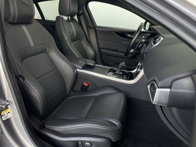 Jaguar XE P300*R-Dynamic*Black AWD*360° KAMERA*PANO*LED