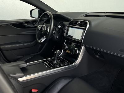 Jaguar XE P300*R-Dynamic*Black AWD*360° KAMERA*PANO*LED