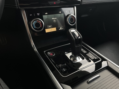 Jaguar XE P300*R-Dynamic*Black AWD*360° KAMERA*PANO*LED