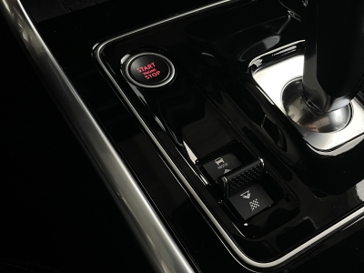 Jaguar XE P300*R-Dynamic*Black AWD*360° KAMERA*PANO*LED