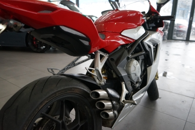 MV Agusta F3 675 QUICKSHIFT+ 4 Ven128 PS (94 kW) pro Zylinder, 3 Zylinder Reihe, Wasser-/ölgekühlt 71 Nm bei 10.600 U/min