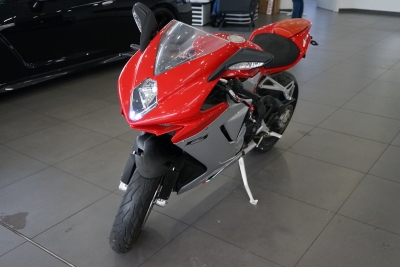 MV Agusta F3 675 QUICKSHIFT+ 4 Ven128 PS (94 kW) pro Zylinder, 3 Zylinder Reihe, Wasser-/ölgekühlt 71 Nm bei 10.600 U/min