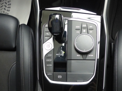 BMW 320 d xD Sport Line AHK+Standh+LED+PDC+Navi+Shzg