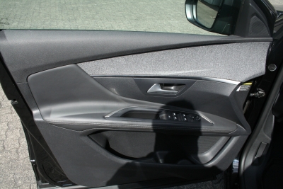 Peugeot 3008 Allure 1.6 Blue HDI AT6, Navi, 360°-Kamera