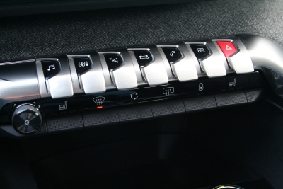 Peugeot 3008 Allure 1.6 Blue HDI AT6, Navi, 360°-Kamera