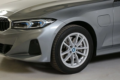 BMW 330e LED Widescreen HiFi Kamera HuD Sportsitze
