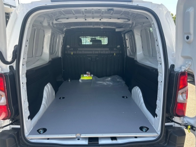 Toyota Proace City L2 verblecht 4-türig Meister 1,5 D-4D 96 KW (130 PS) Start/Stop 6-Gang-Schaltgetriebe