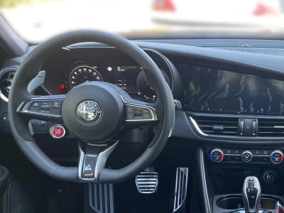 Alfa Romeo Giulia Quadrifoglio 2.9 V6 520PS / H&K  