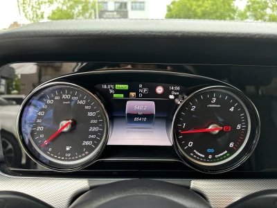 Mercedes-Benz E 300 de T 9G-TRONIC AMG Line /PANO / Burmester
