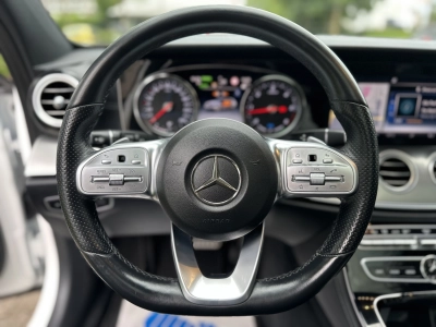 Mercedes-Benz E 300 de T 9G-TRONIC AMG Line /PANO / Burmester
