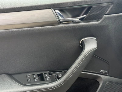 Skoda Superb Combi 2.0 TDI Style | Crystal Lighting