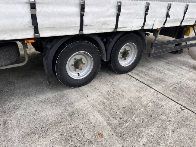 Möslein TPW 105 D Schwebheim 10 t GG Tandem- Planen Anhänger vorn zum Durchladen