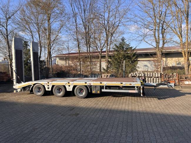 Möslein TT 34 Zugrohr Gerade 34 t GG Tridem- Tieflader 3 Achs, gelenkt
Neufahrzeug