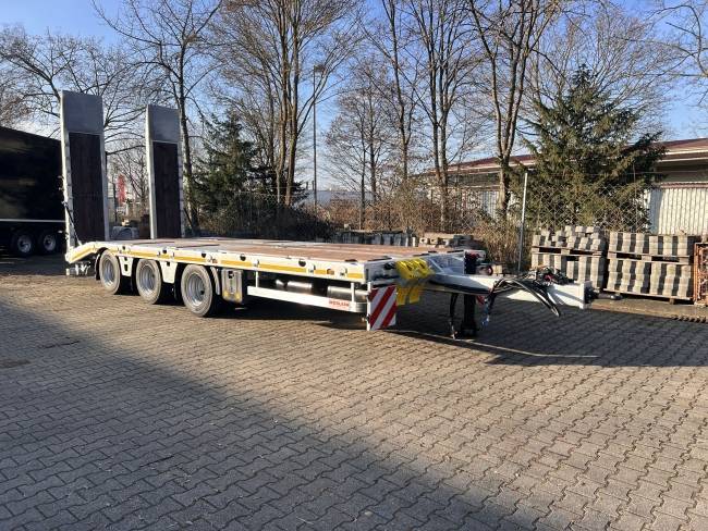 Möslein TT 34 Zugrohr Gerade 34 t GG Tridem- Tieflader 3 Achs, gelenkt
Neufahrzeug