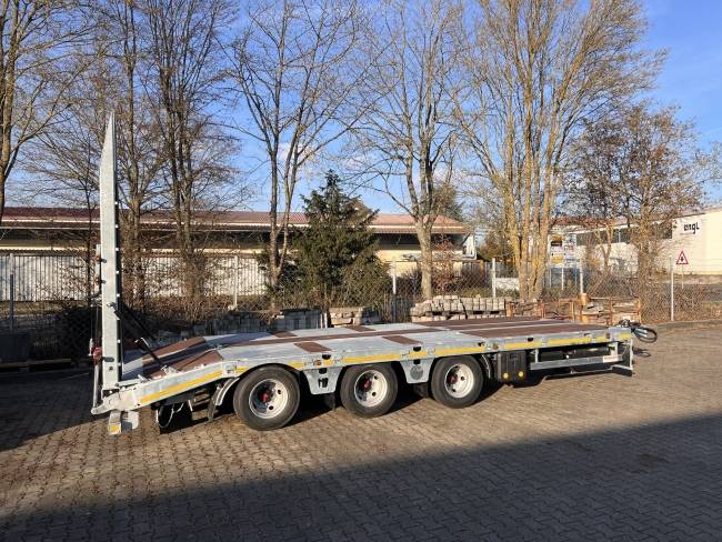 Möslein TT 34 Zugrohr Gerade 34 t GG Tridem- Tieflader 3 Achs, gelenkt
Neufahrzeug