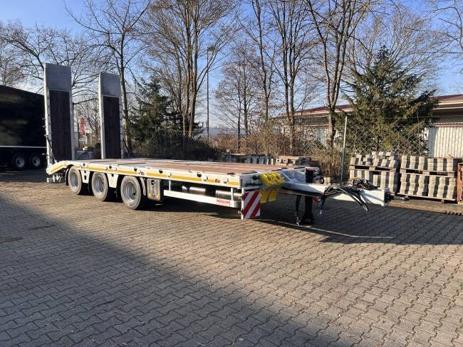 Möslein TT 34 Zugrohr Gerade 34 t GG Tridem- Tieflader 3 Achs, gelenkt
Neufahrzeug