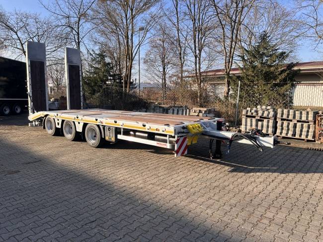 Möslein TT 34 Zugrohr Gerade 34 t GG Tridem- Tieflader 3 Achs, gelenkt
Neufahrzeug