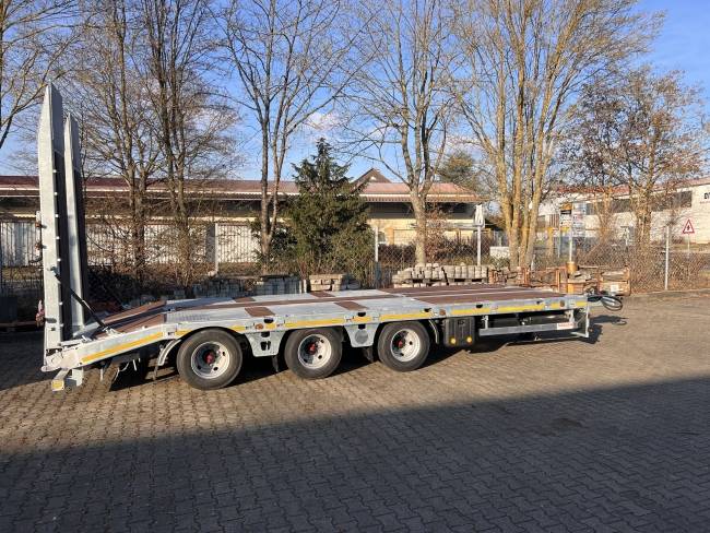 Möslein TT 34 Zugrohr Gerade 34 t GG Tridem- Tieflader 3 Achs, gelenkt
Neufahrzeug