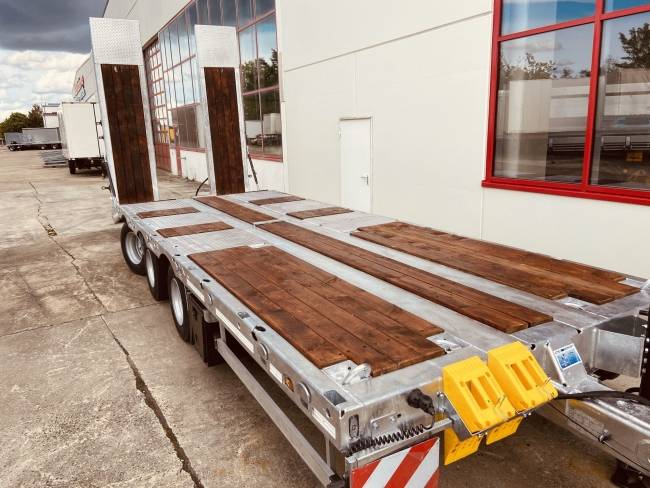 Möslein TT 31 F 31 t GG Tridem- Tieflader 3 Achs, gelenkt
Neufahrzeug